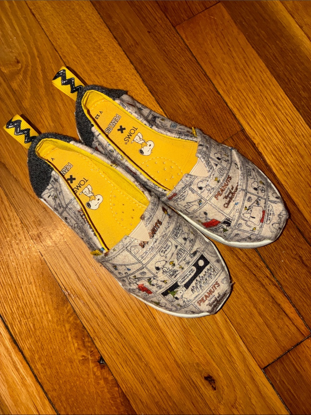 Toms Kids Peanuts Comic Slip-Ons in Yellow and Gray